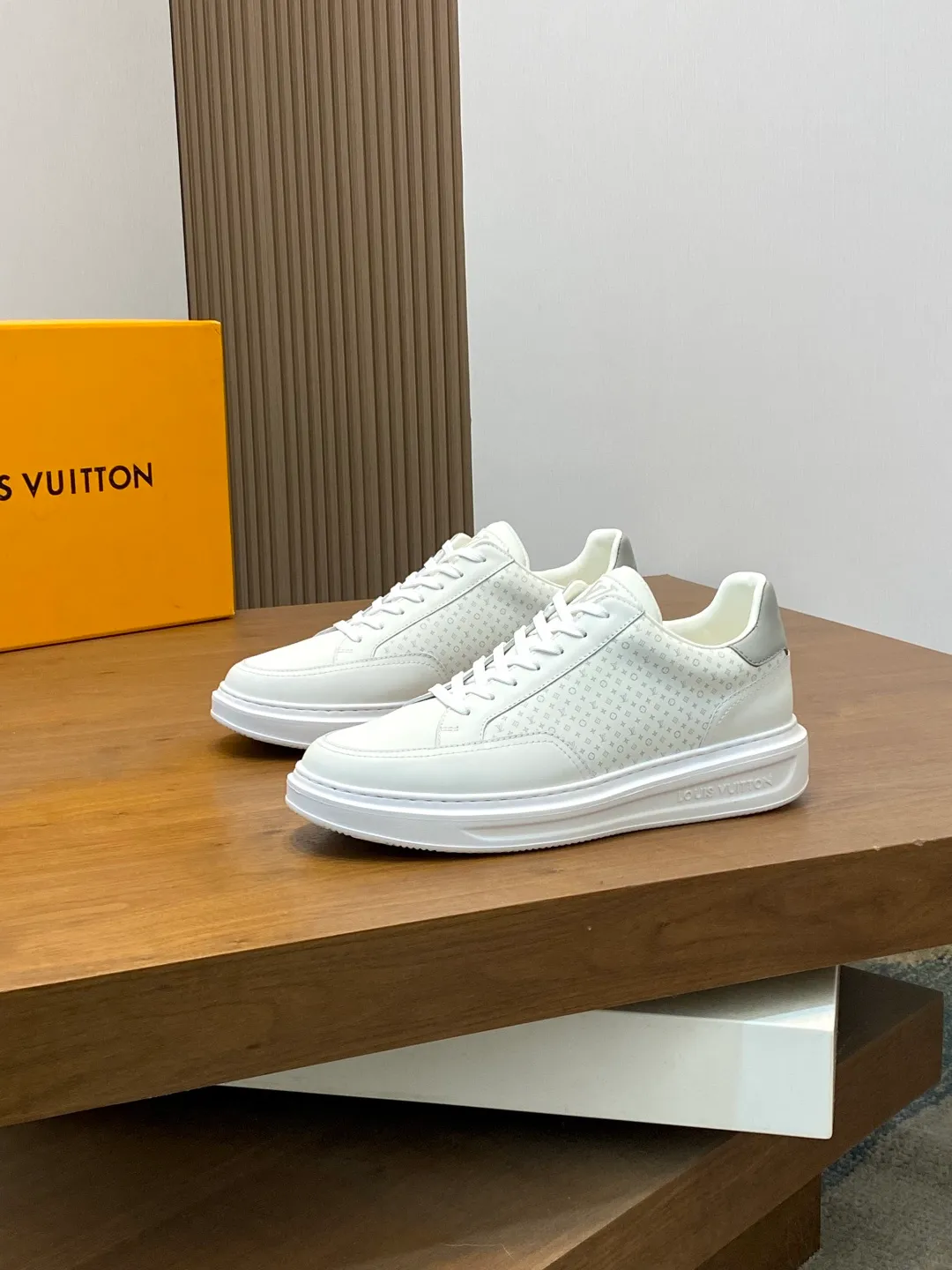 Factory price: 400💰LV🆕 New men's high-end casual sports shoes, using imported first-layer cowhide silk-screened brand lougou, original ultra-light men's shoes 💰u outsole, wear-resistant and comfortable, Monogram lougou embellished rubber outsole, breathable mesh lining, versatile classic style! Size: 38-44 (.45, 46 customized)